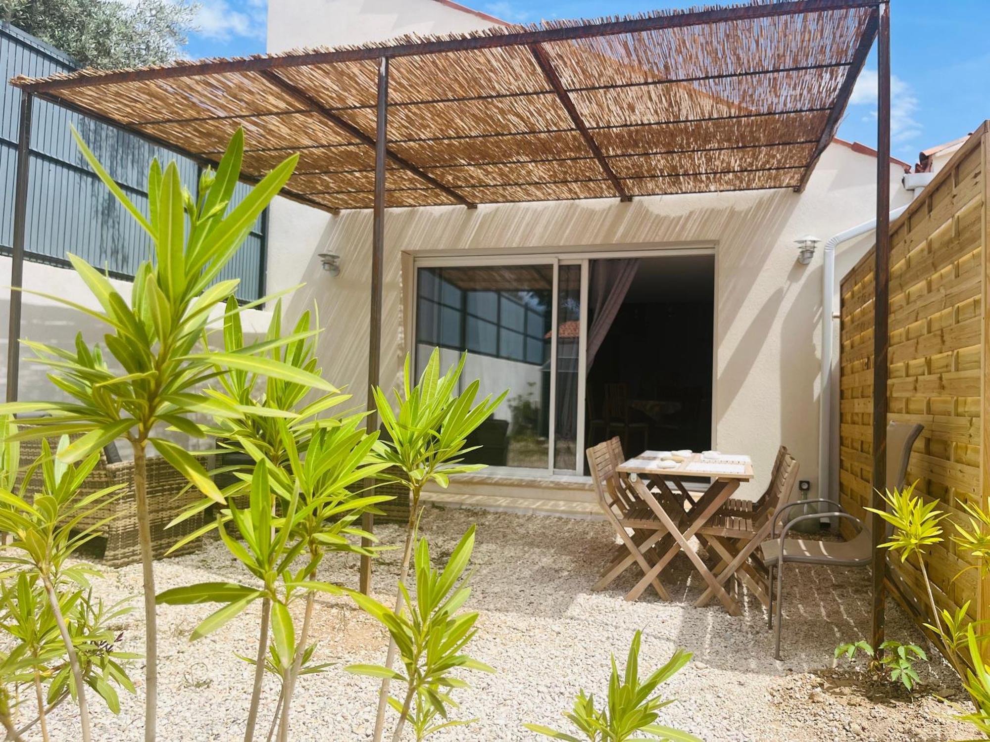 Chez Nous Hotell Mérindol Exteriör bild